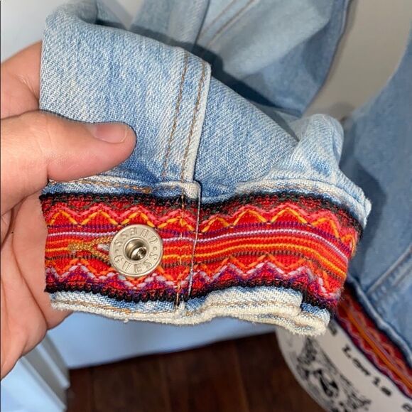 Vintage Guess Blue Boho Embroidered Distressed Denim Jacket Festival Con… - Picture 6 of 16